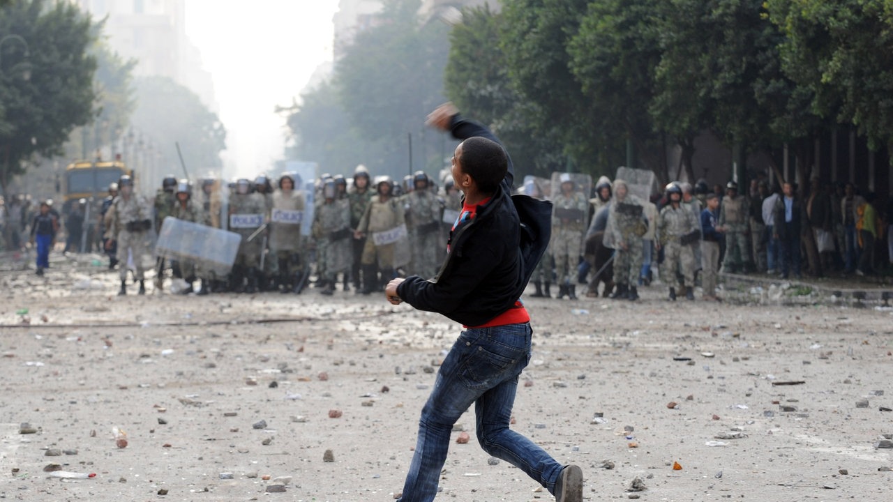 Gewalttätige Proteste auf dem Tahrir Platz in Kairo: Ein Junge wirft Steine in Richtung von Sicherheitskräften (Archivbild)