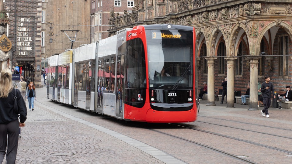 Eine Straßenbahn fährt durch die Bremer Innenstadt.