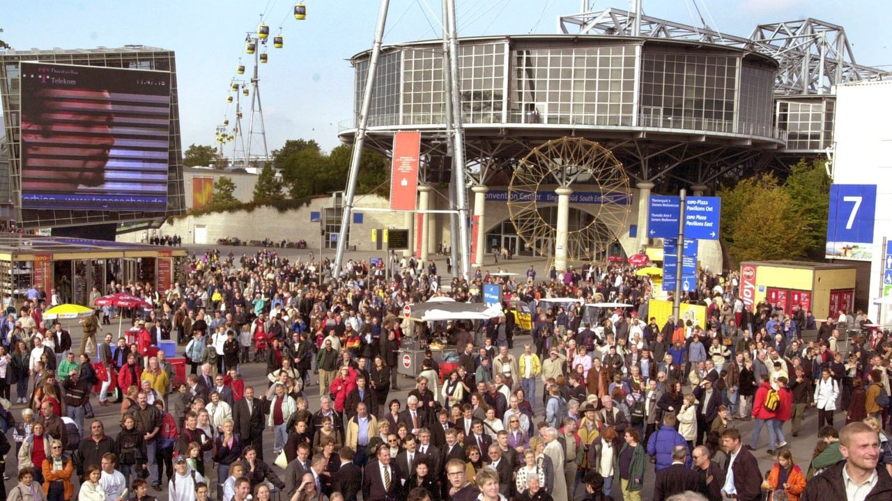 Besuchermassen drängen über das Messegelände der Expo 2000 in Hannover (Archivbild)