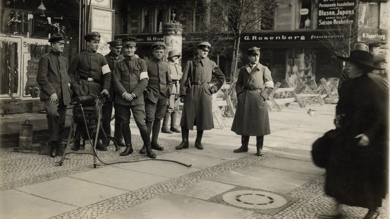 Posten an einer Straßensperre in Berlin, März 1920 (Archvilbild)