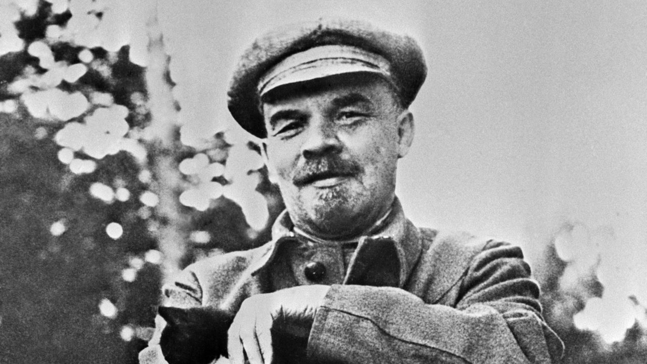 Lenin auf einer zeitgenössischen Aufnahme mit Katze auf dem Arm (Archivbild)