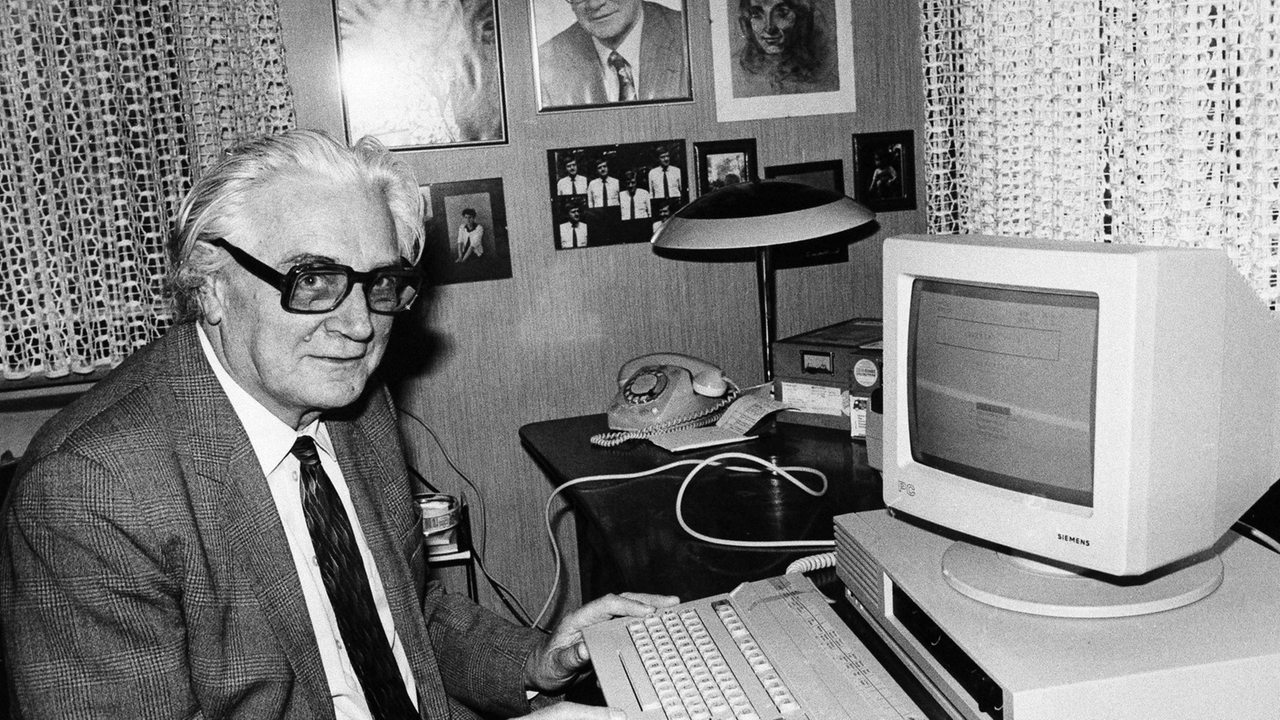 Dr. Konrad Zuse, Erfinder des digitalen Computers in seinem Zuhause in Kassel, 1985