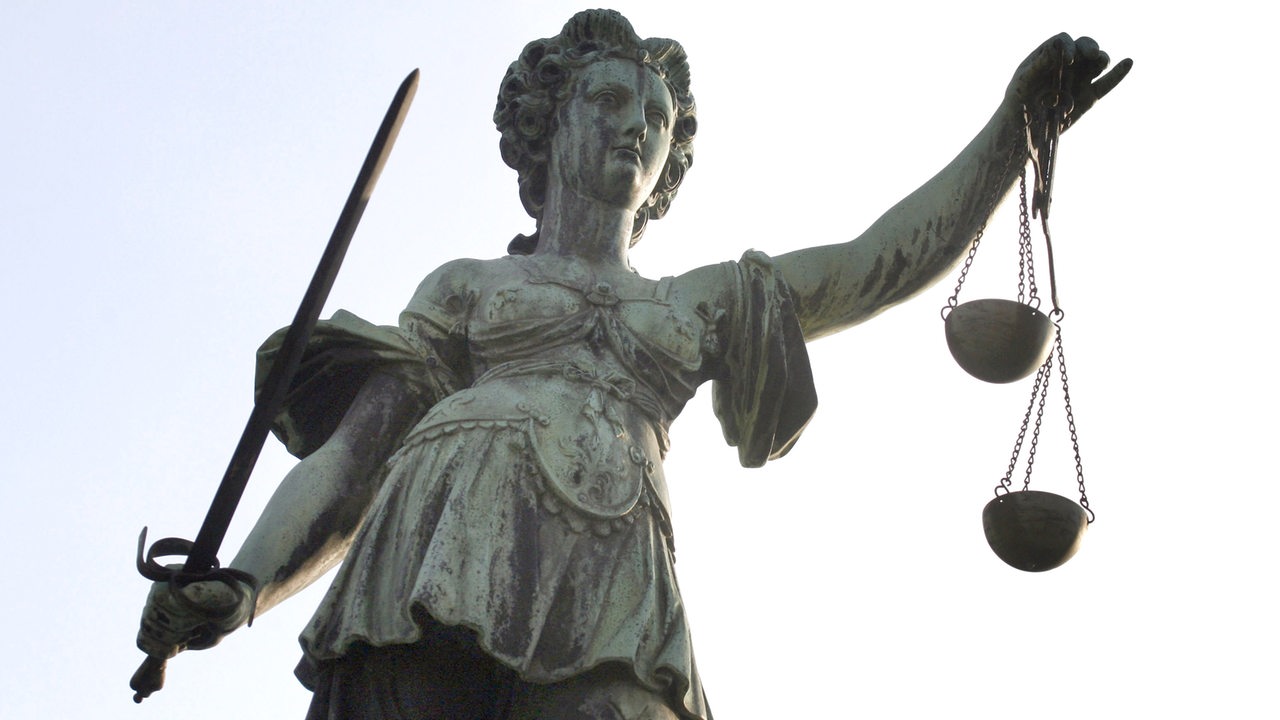 Die Statue der Justitia mit Waage und Schwert