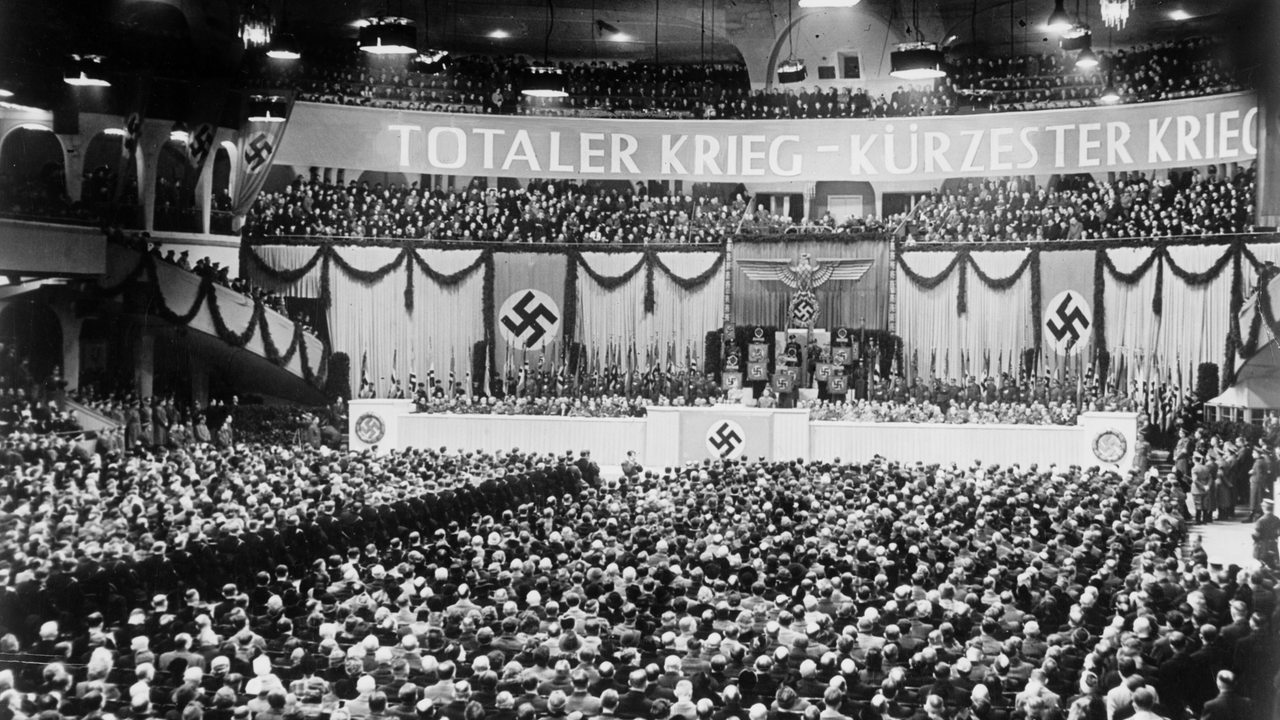 Blick auf den vollbesetzten Sportpalast während der Rede von Joseph Goebbels 1943