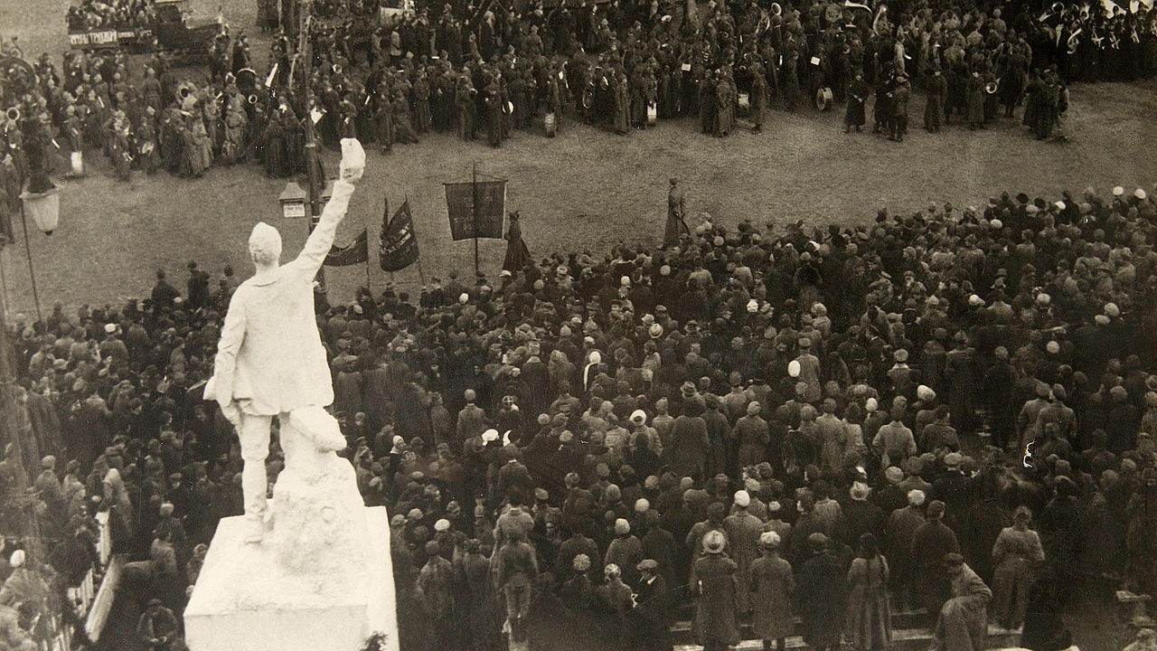 Kundgebung auf dem Roten Platz in Moskau am Denkmal "Proletarische Arbeit" 1922 (Archivbild)