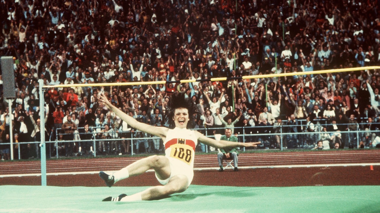 Die 16-jährige bundesrepublikanische Hochspringerin Ulrike Meyfarth jubelt zusammen mit tausenden Zuschauern nach der Landung. Sie gewinnt bei den XX. Olympischen Sommerspielen in München am 04.09.1972 sensationell die Goldmedaille mit neuem Weltrekord von 1,92 m.