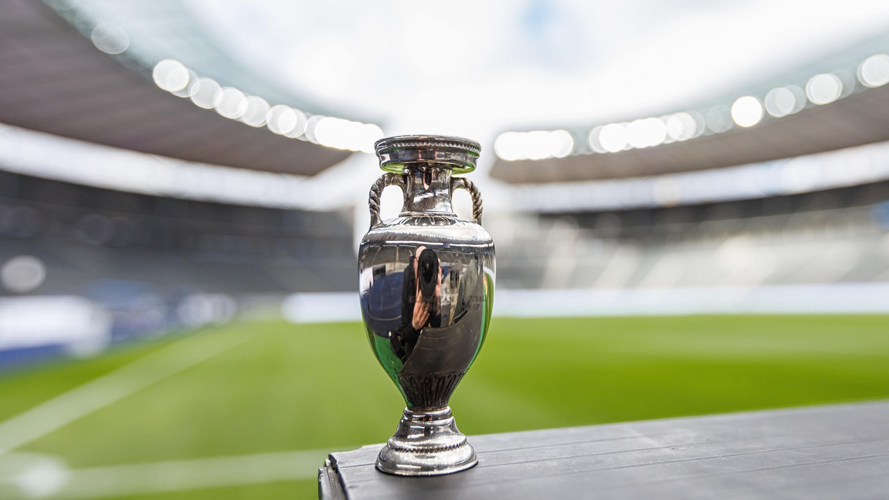 Der EM-Pokal 2024 steht im Olympiastadion in Berlin.