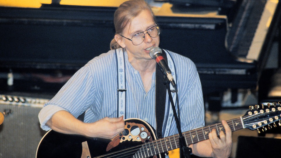 Der Liedermacher Gerhard Gundermann mit Band bei einem Auftritt ""Gewalt ohne mich" am 30.10.1992 in Berlin