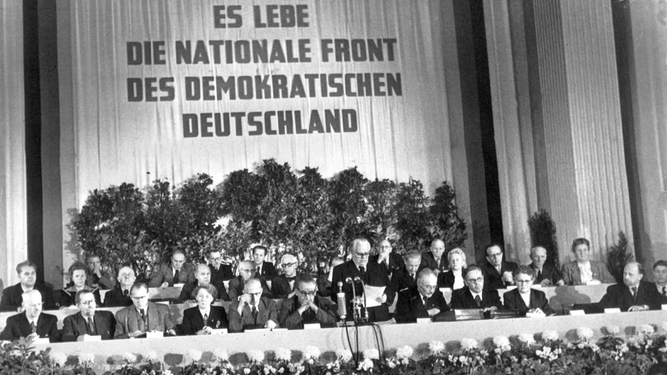 Blick auf das Präsidium des Deutschen Volksrates während seiner 9. Sitzung am 7.10.1949 in Berlin; am Rednerpult Wilhelm Pieck.