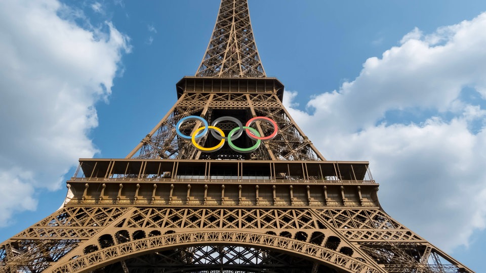 Eiffelturm mit den Olympischen Ringen