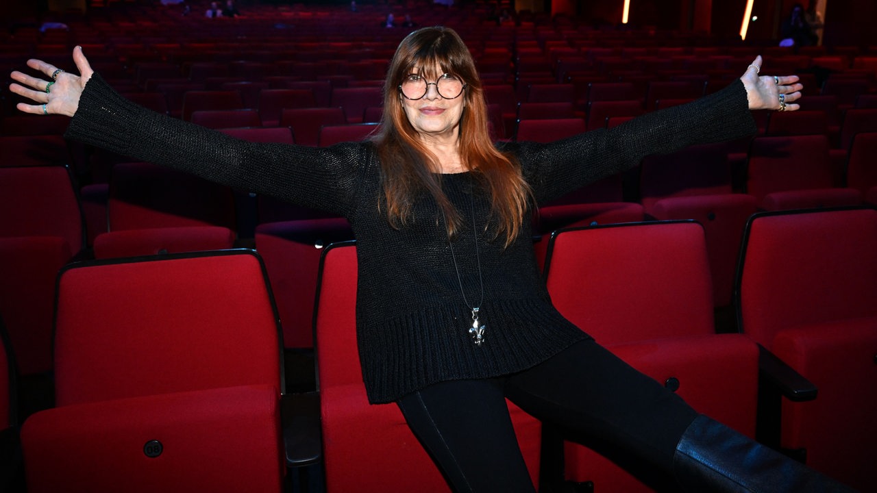 Die Sängerin Katja Ebstein sitzt in der Pause der München-Premiere des Ralph-Siegel-Musicals "Ein bisschen Frieden“ im Deutschen Theater auf den Stuhllehnen.