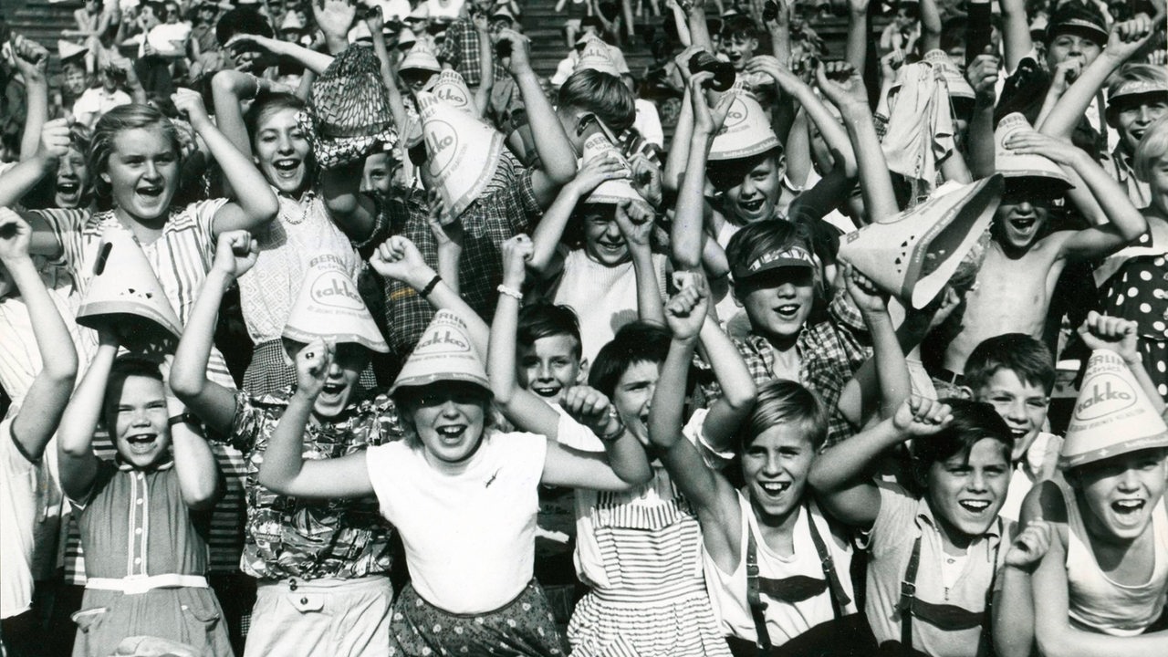 Jubelnde Kinder während eines Sportfests 1959 in Westberlin