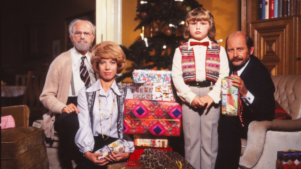 Familie Hoppenstedt unterm Weihnachtsbaum.