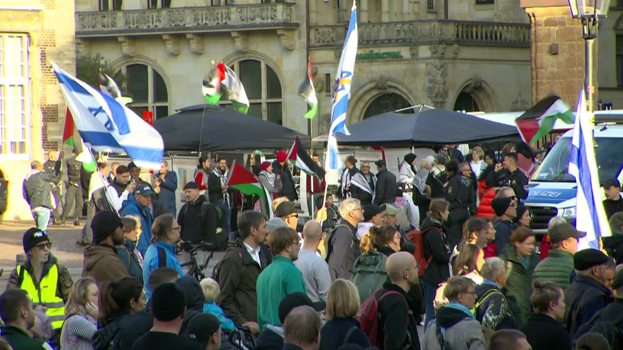 Israelische und Palästinensische Fahnen sind auf dem Bremer Marktplatz zu sehen. 