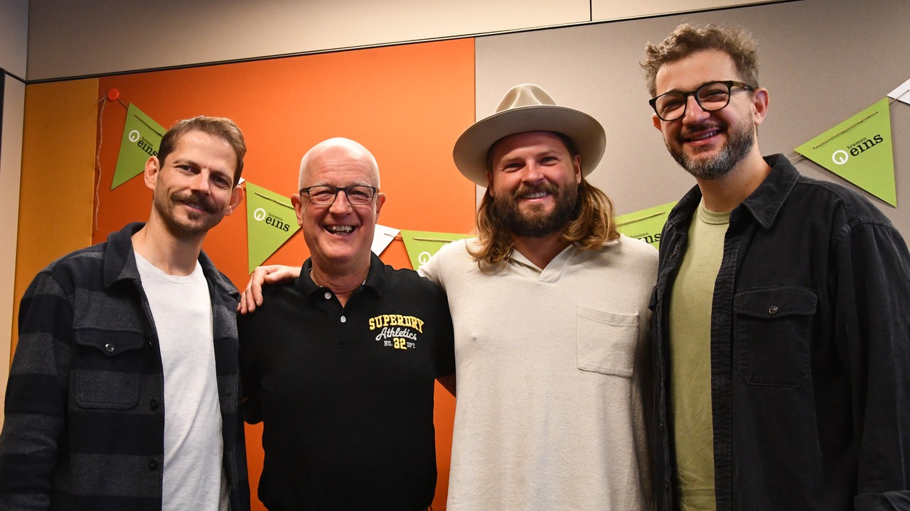 Die Mighty Oaks mit Musikredakteur Christian Höltge bei Bremen Eins im Studio