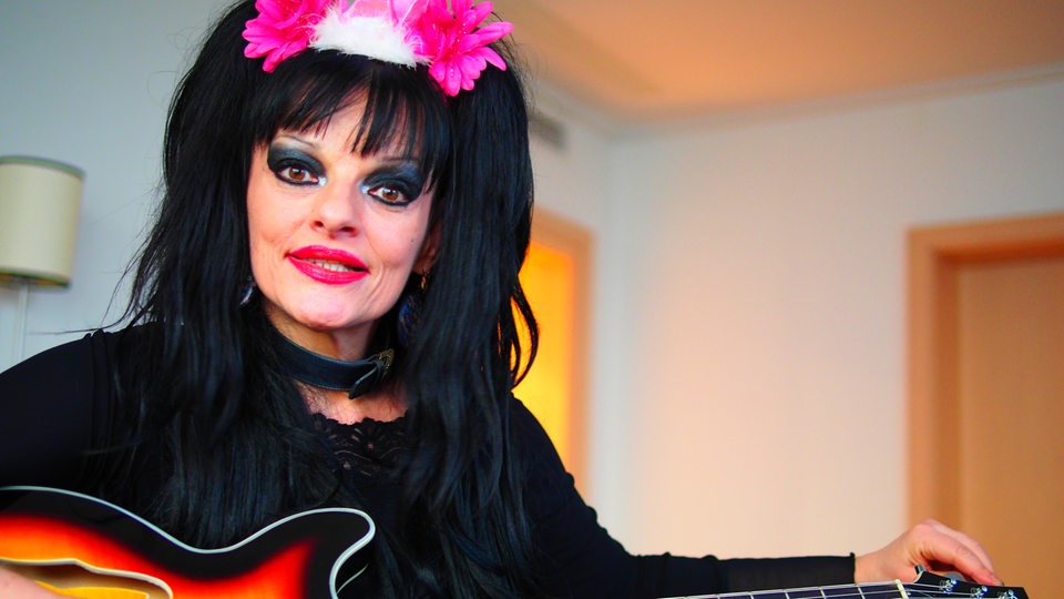 Nina Hagen mit Gitarre