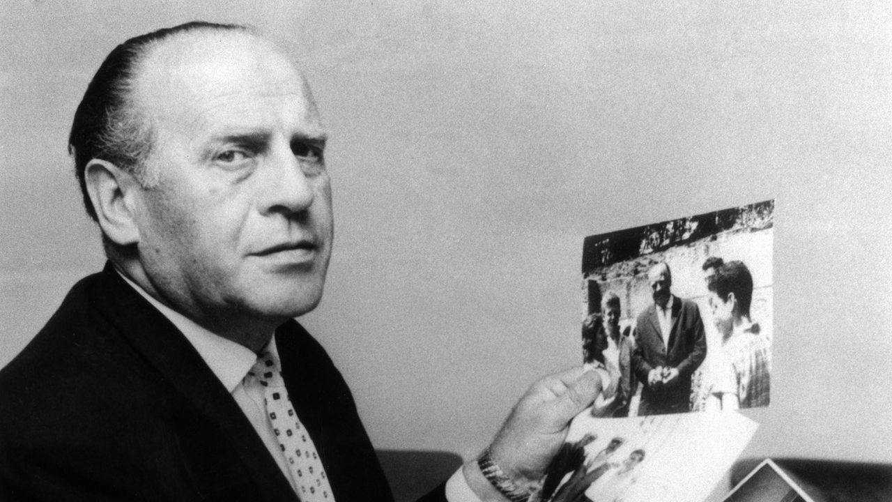 Oskar Schindler beim Betrachten von Fotos im Jahr 1963