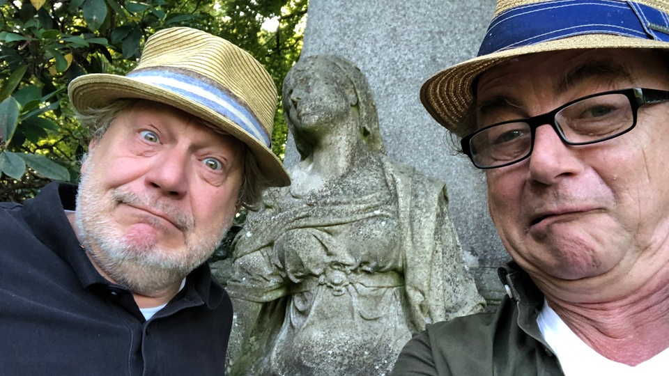 Freund Schmidtmeyer und unser Parzellist zu Besuch auf dem Riensberger Friedhof. Die lange Zeit nach ihrem Leben wollen sie dort gemeinsam verbringen.