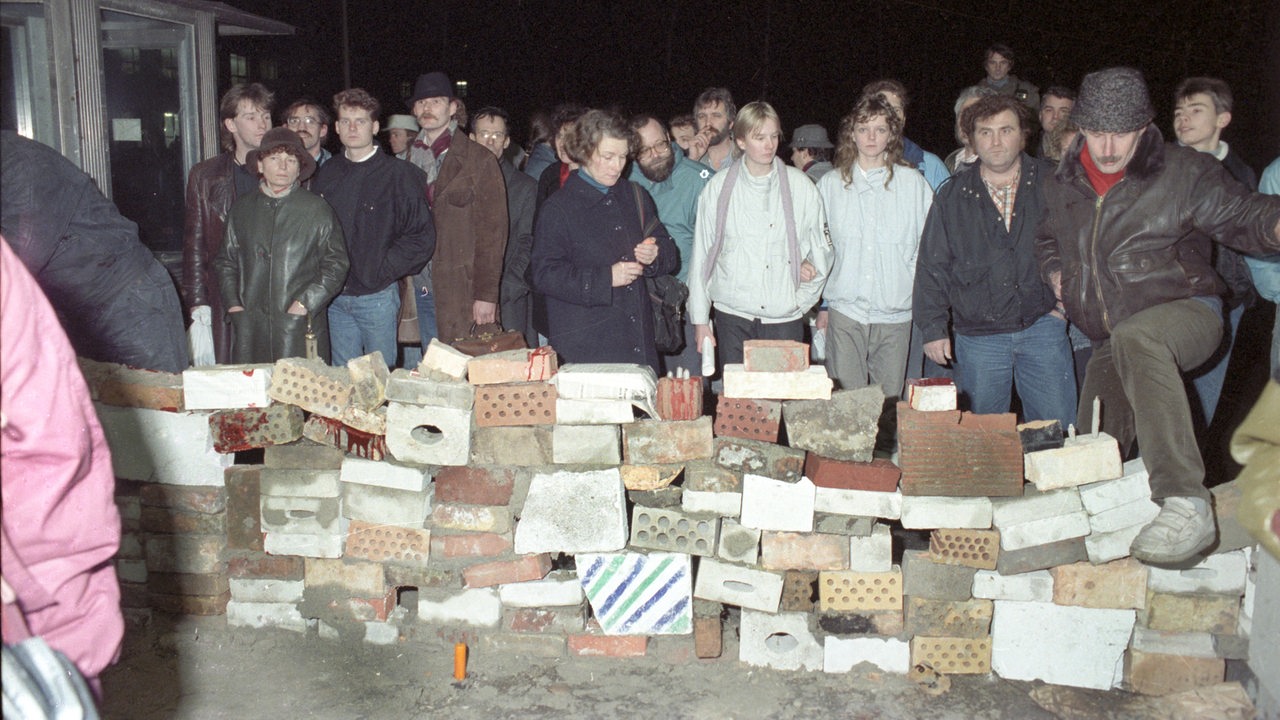 Nach der erzwungenen Öffnung einer Zufahrt zur Stasi-Zentrale in der Ruschestraße in Ostberlin am 15.01.1990 haben Demonstranten symbolisch den Eingang mit Ziegelsteinen zugemauert.