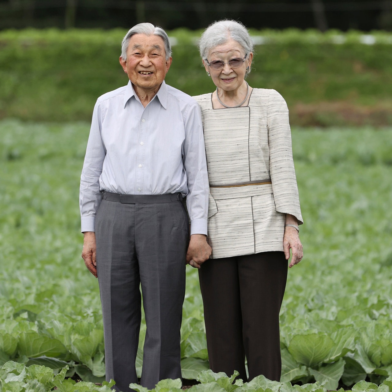 Der emeritierte Japanische Kaiser Akihito besucht mit seiner Frau eine Gemüsefarm in Nagano