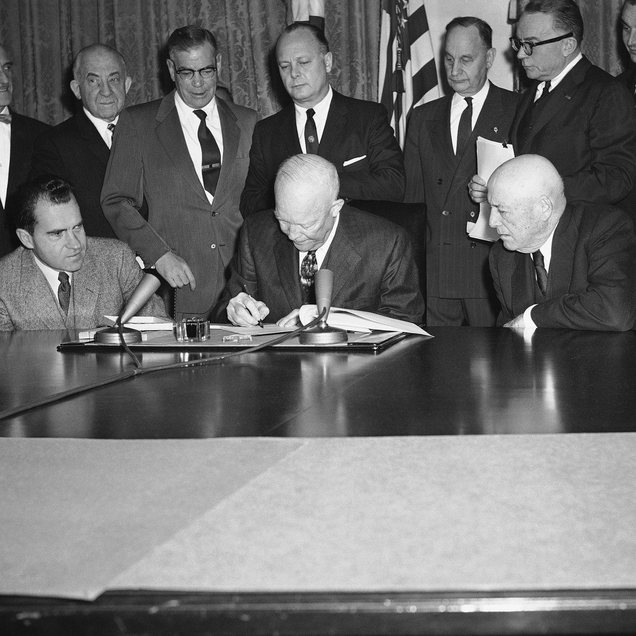 Präsident Dwight Eisenhower unterzeichnet sog. "Alaska Statehood" Proklamation, in der Alaska zum 49. Staat der USA wird.