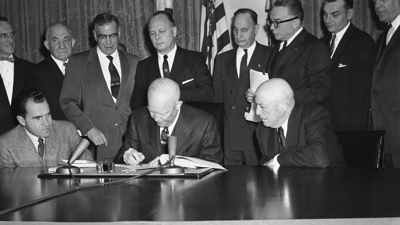 Präsident Dwight Eisenhower unterzeichnet sog. "Alaska Statehood" Proklamation, in der Alaska zum 49. Staat der USA wird.