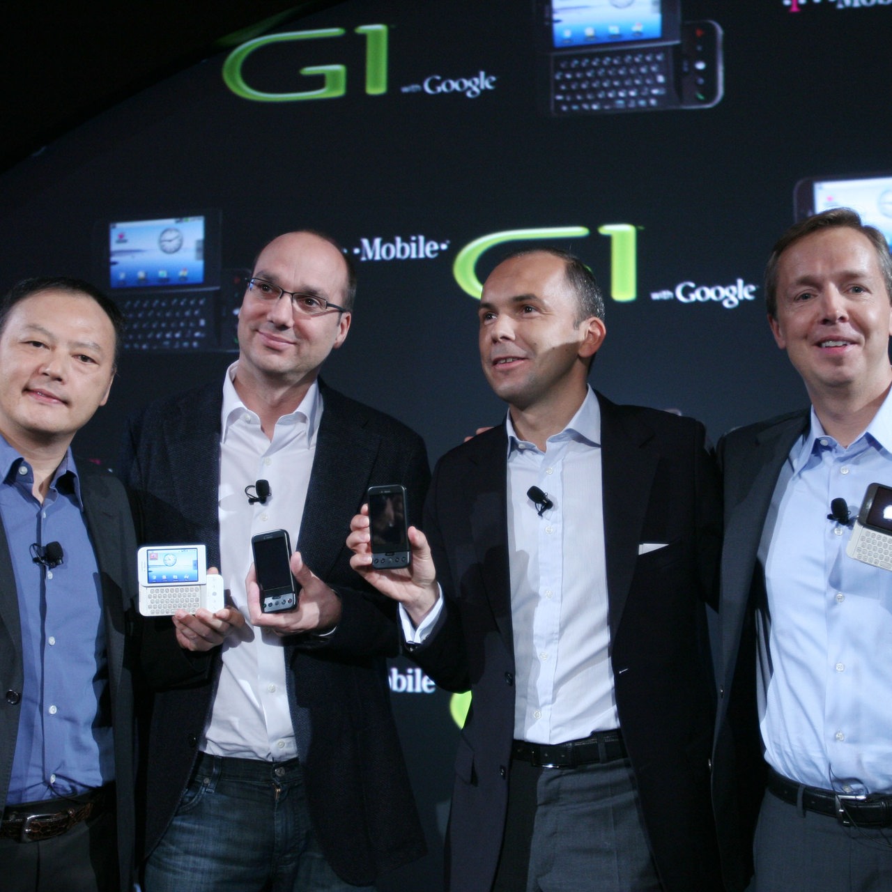 Das erste Android Telefon wird am Markt eingeführt. Peter Chou, CEO von HTC, Andy Rubin, Google, Christopher Schlaffer, Telekom und Cole Brodman, T-Mobile USA, präsentieren die verschiedenen Ausführungen 