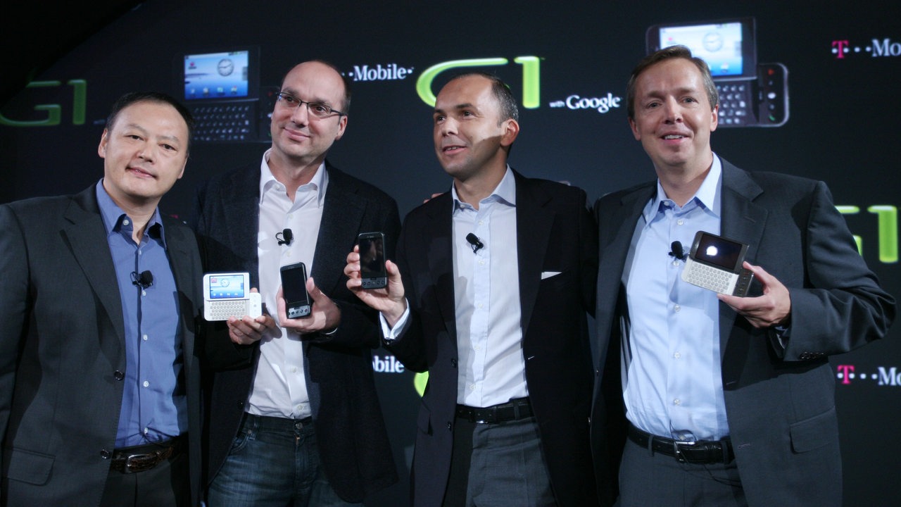 Das erste Android Telefon wird am Markt eingeführt. Peter Chou, CEO von HTC, Andy Rubin, Google, Christopher Schlaffer, Telekom und Cole Brodman, T-Mobile USA, präsentieren die verschiedenen Ausführungen 