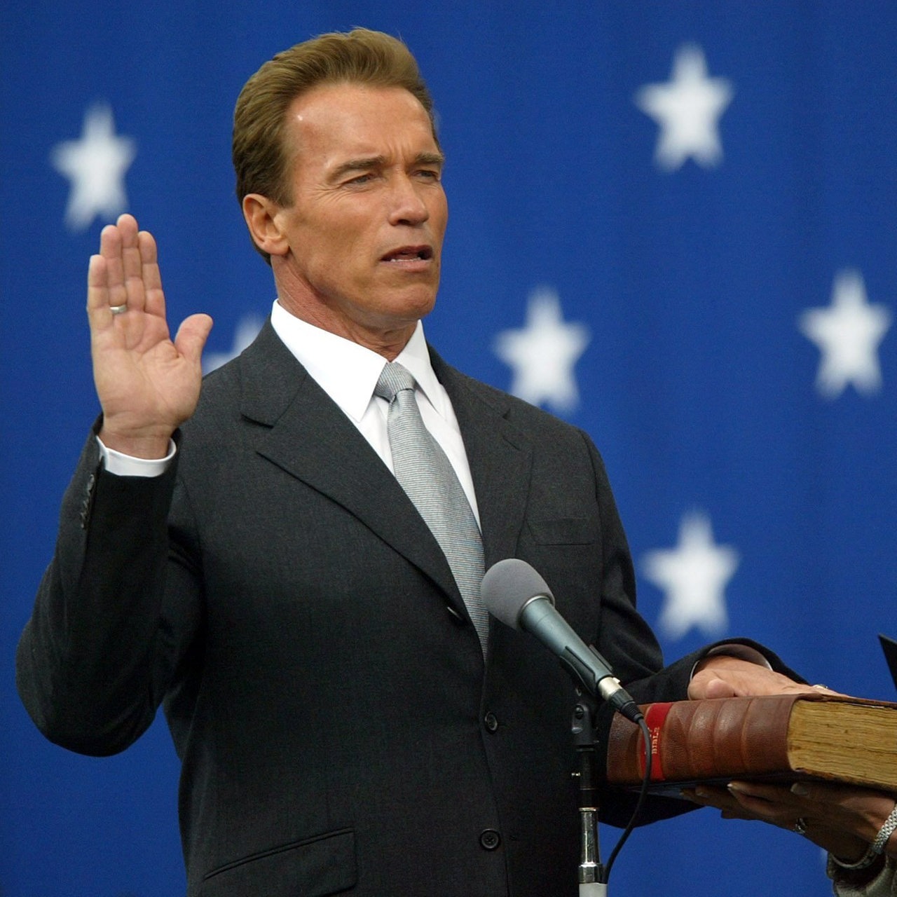 Arnold Schwarzenegger hebt seine Hand zum Schwur bei seiner Vereidigung als Gouverneur von Kalifornien 2003