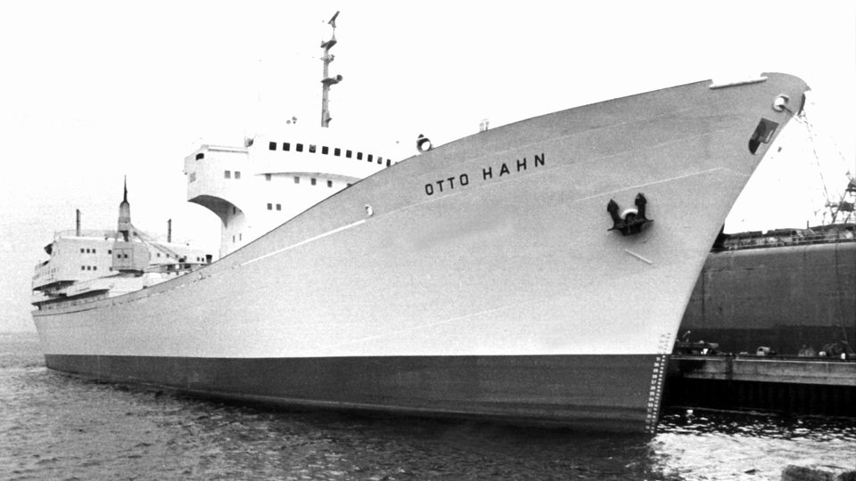 Das Atomversuchsschiff Otto Hahn liegt auf der Kieler Howaldswerft.