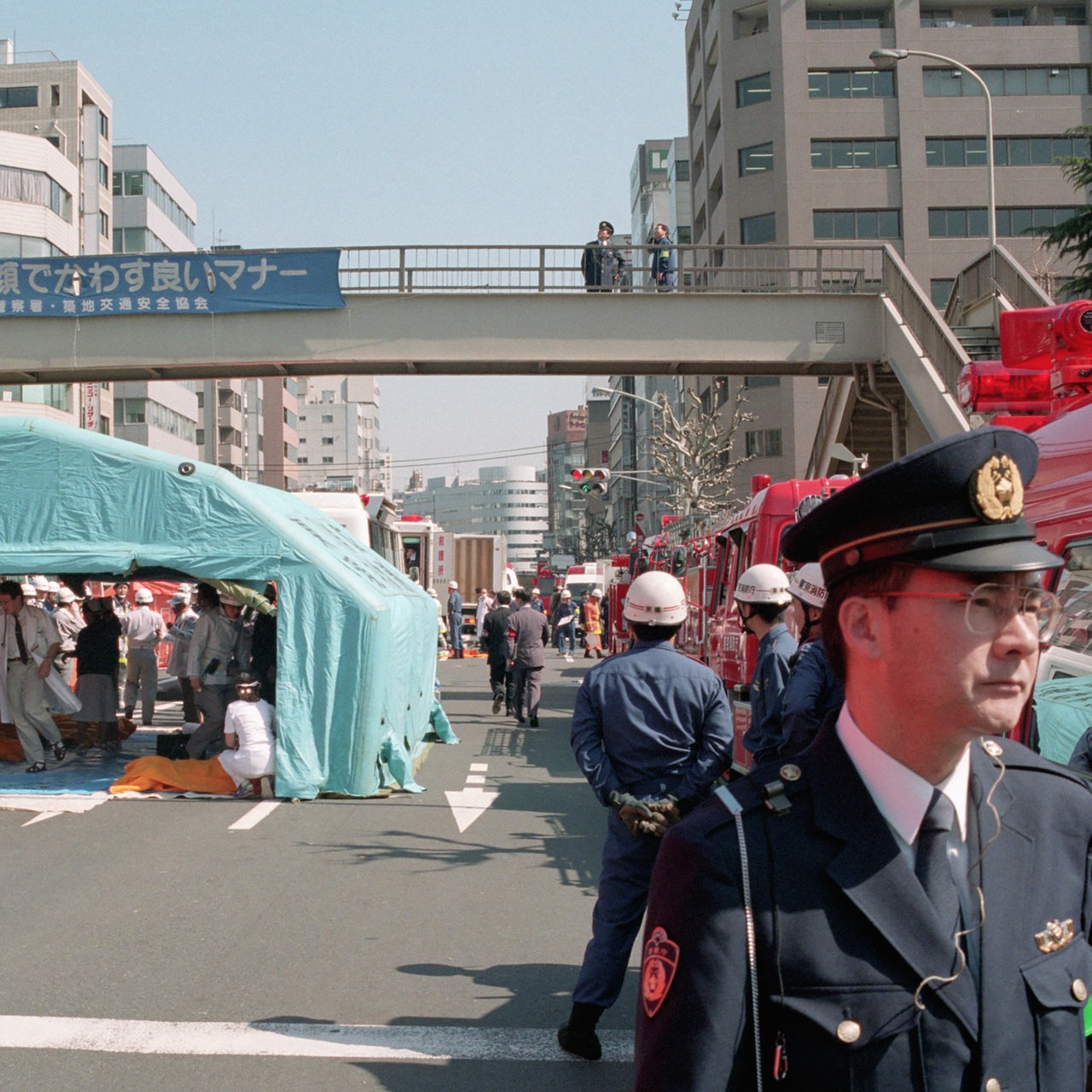 Evakuierung durch Rettungskräfte nach den Giftgasanschlägen in der Tokioter U-Bahn am 20. März 1995