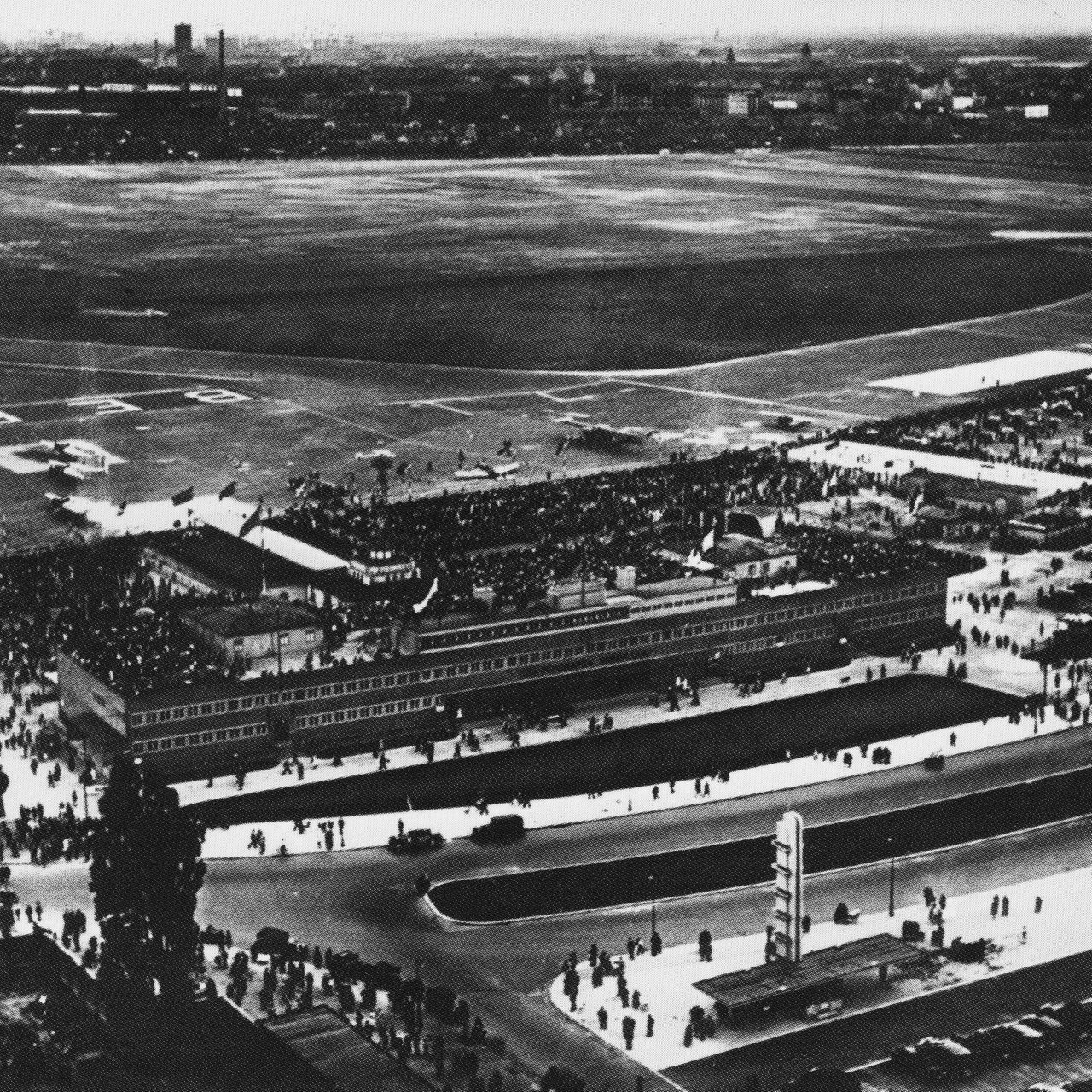 Luftbild des Flughafengeländes Berlin-Tempelhof um 1930.