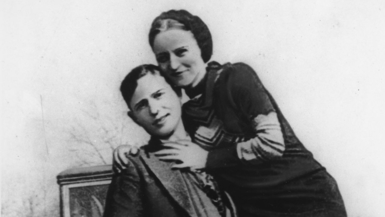 Foto von Bonnie Parker und Clyde Barrow im März 1933, von der Polizei in Missouri gefunden.