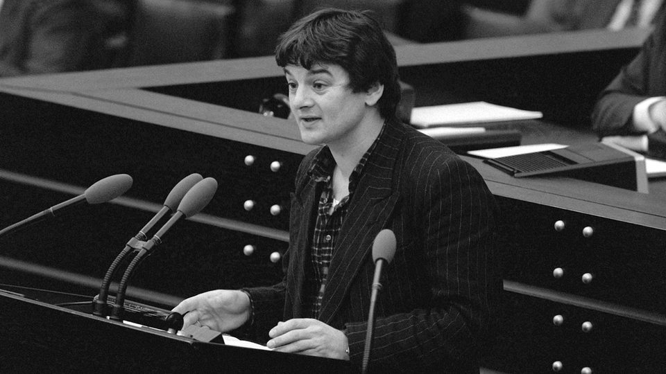 Joschka Fischer von den Grünen spricht 1984 im Bundestag