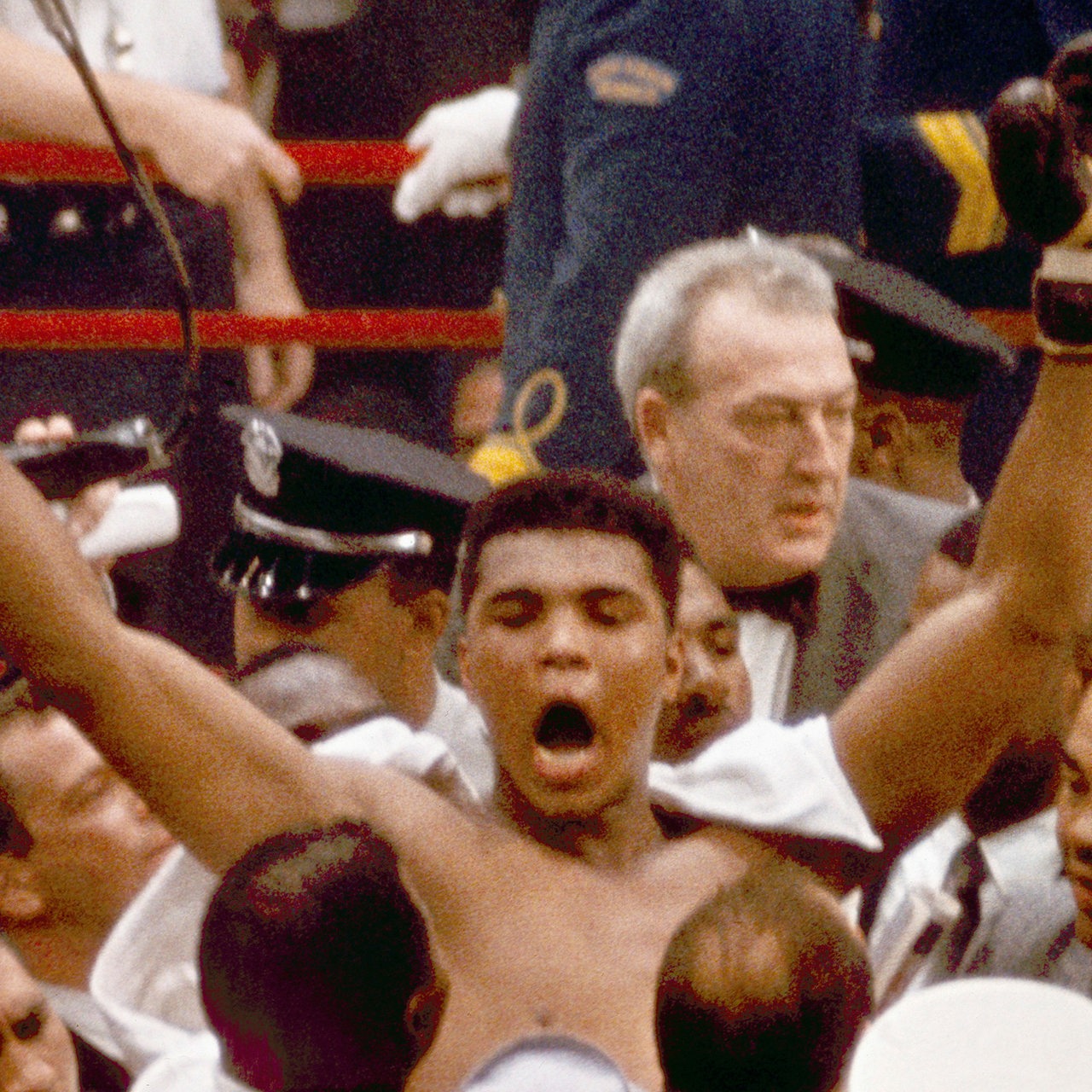 Umringt von Menschen zeigt sich 1964 Cassius Clay in Siegerpose als jüngster Boxweltmeister im Schwergewicht.