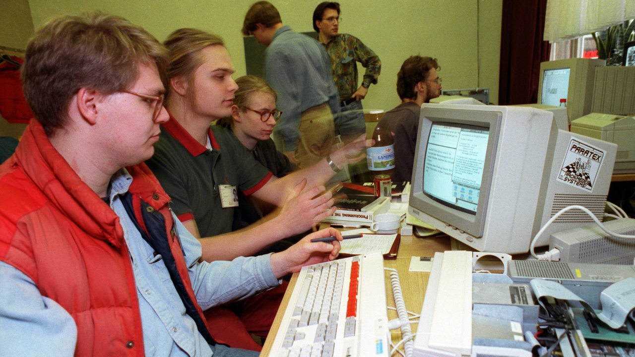 Rund 400 "Computer-Experten" aus Deutschland, den Niederlanden, der Schweiz und Italien trafen sich am 29. Dezember 1991 in Hamburg auf einem Kongreß zum zehnjährigen Jubiläum des Chaos Computer Clubs (CCC).