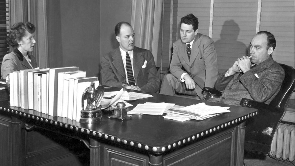 Der Meinungsforscher George H. Gallup (r) und Mitarbeiter seines gleichnamigen Institut für Meinungsforschung, aufgenommen am 29.10.1944