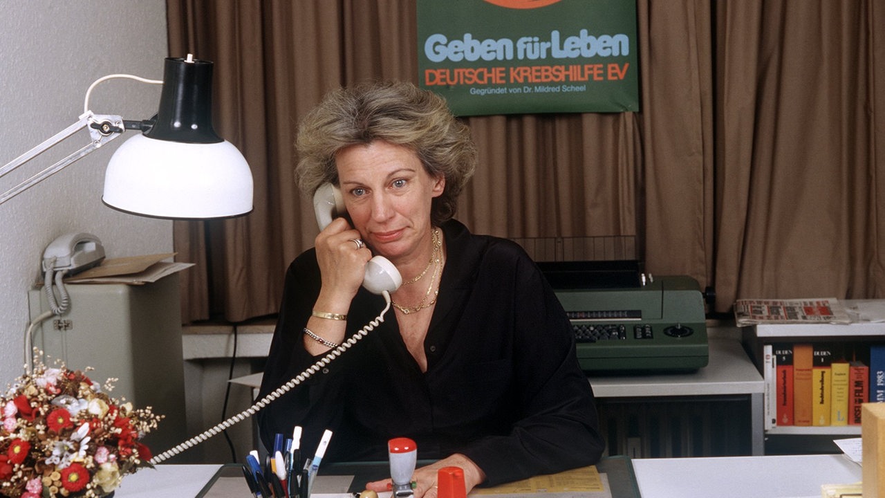 Die Präsidentin der "Deutschen Krebshilfe e.V. " Mildred Scheel, aufgenommen am 20. Juni 1983 in ihrem Büro in Köln. 