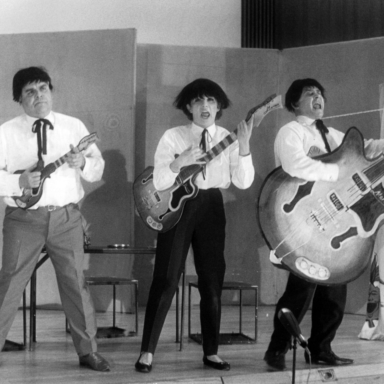 Eine Parodie auf die "Beatles" präsentieren Mitglieder des DDR-Kabaretts "Die Distel" bei einem Auftritt in der Universität in Hamburg im Jahr 1965. +++(c) dpa - Report+++