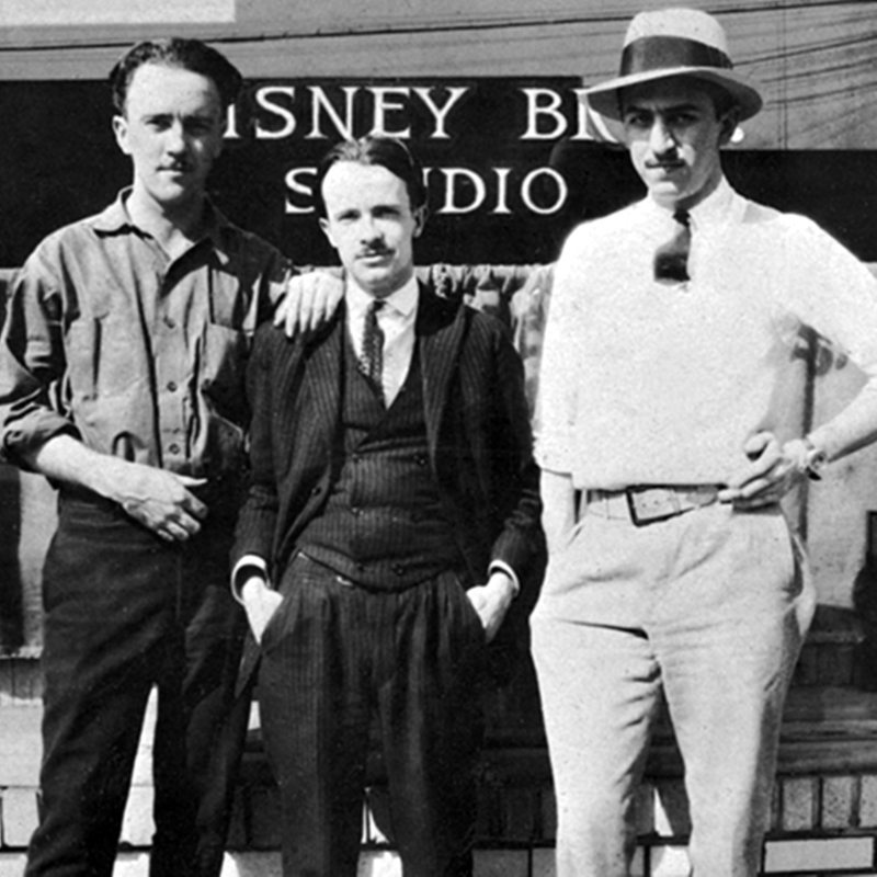 Ubbe Iwwerks und die Disney Brüder (Hamilton und Walt) vor den Disney Brothers Studios 1925