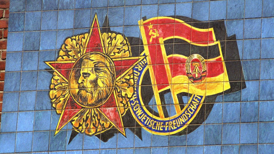 Das Symbol des Karl-Marx-Ordens (l) und das Symbol der Gesellschaft für Deutsch-Sowjetische-Freundschaft (DSF) am VEB Thomas-Müntzer-Schacht.