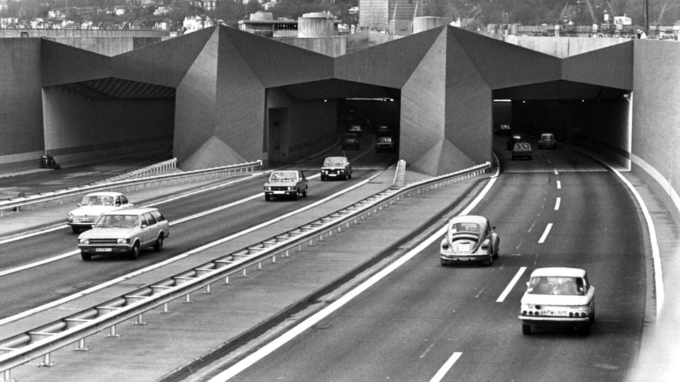 Elbtunnel Südeinfahrt in Waltershof: Links die fast fertiggebaute dritte Röhre, durch die beiden anderen Röhren läuft normaler Autoverkehr, aufgenommen im Januar 1975.