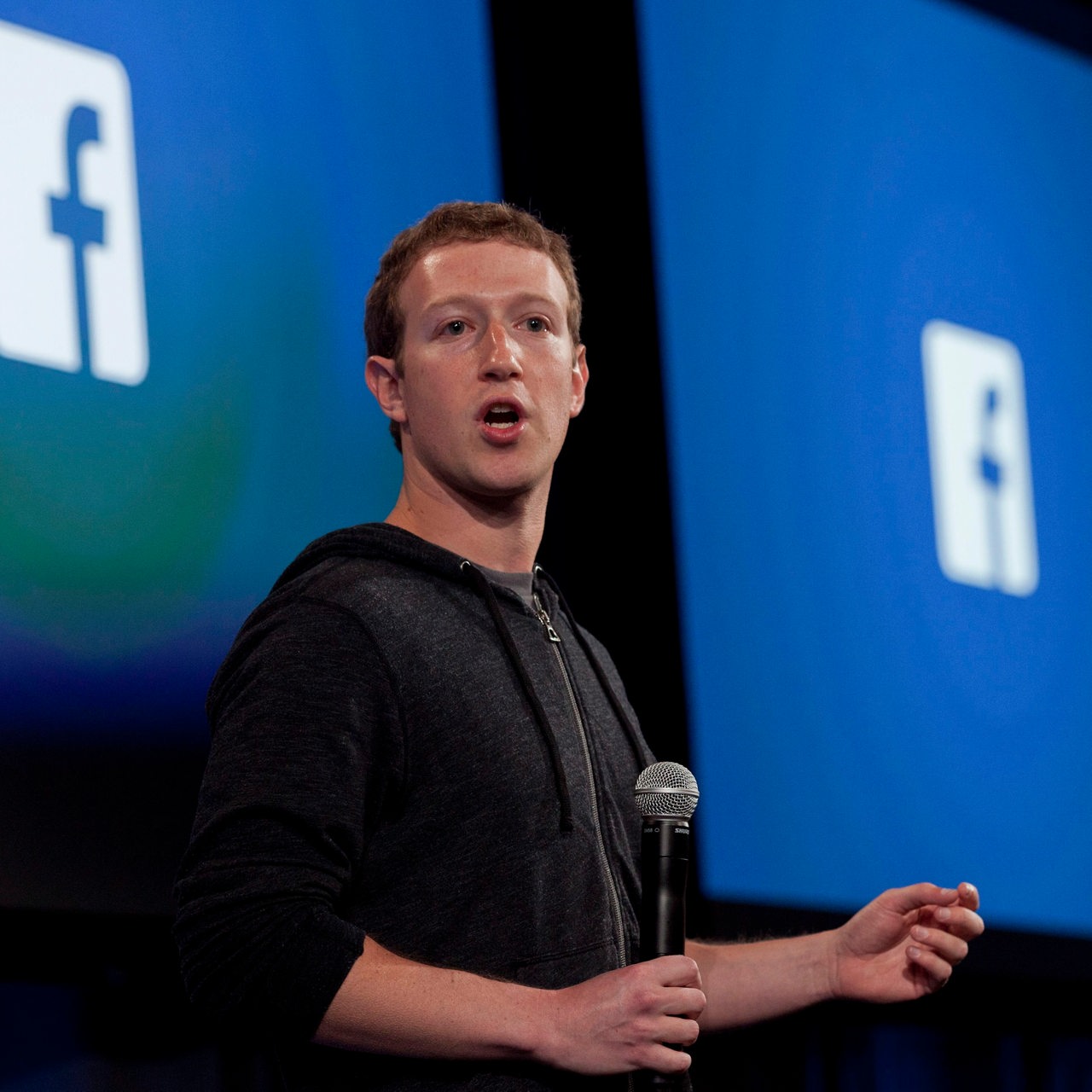 Mark Zuckerberg 2013 vor dem Facebook Logo