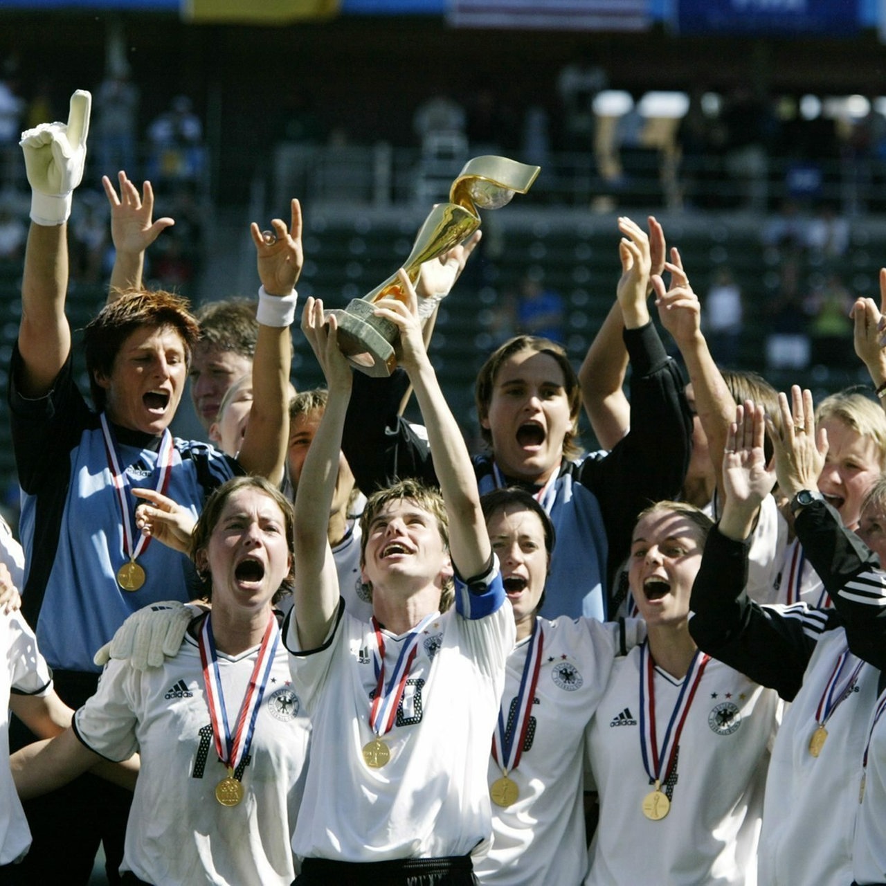 Die deutsche Frauen-Fußball-Nationmannschaft feiert 2003 den Weltmeistertitel