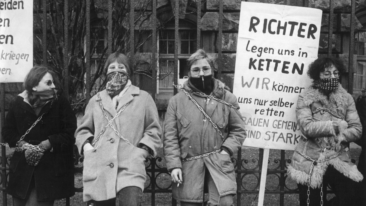 Einen Tag vor der Urteilsverkündung 1975 hat sich eine Gruppe von zehn Frauen vor dem Bundesverwaltungsgericht in der Berliner Innenstadt an den Zaun gekettet, um gegen den Abtreibungsparagrafen zu demonstrieren.