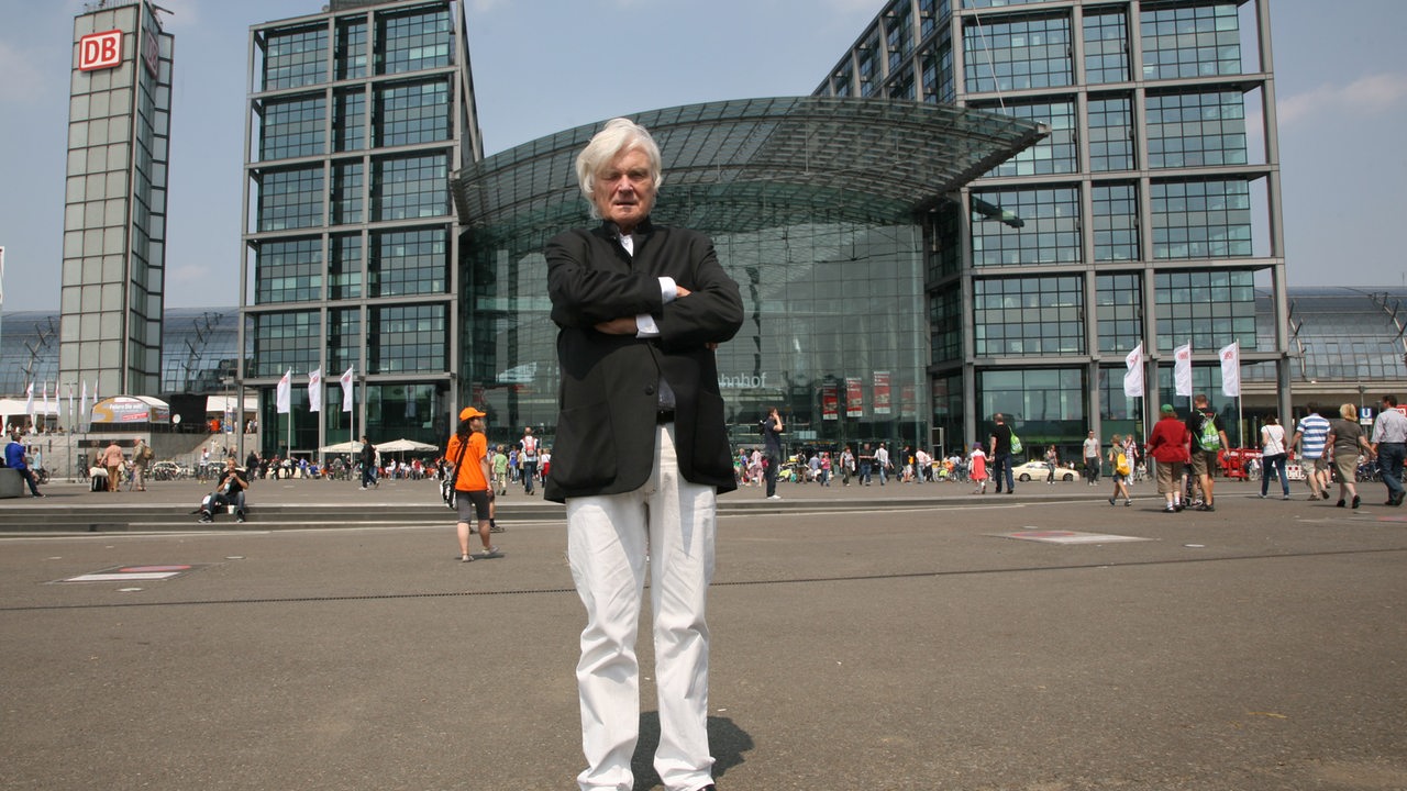 Der Architekt Meinhard von Gerkan steht vor dem von ihm entworfenen Hauptbahnhof in Berlin.