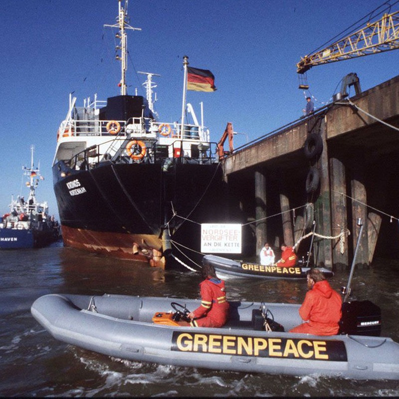 Mit Rettungsinseln ketteten sich Umweltschützer in Nordenham an Bug und Heck des Dünnsäuretankers "Kronos". 