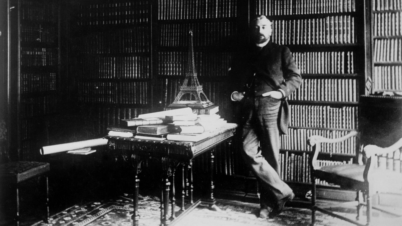 Gustave Eiffel, franz. Ingenieur, in seiner Bibliothek neben einer Eiffelturm-Miniatur um 1900.