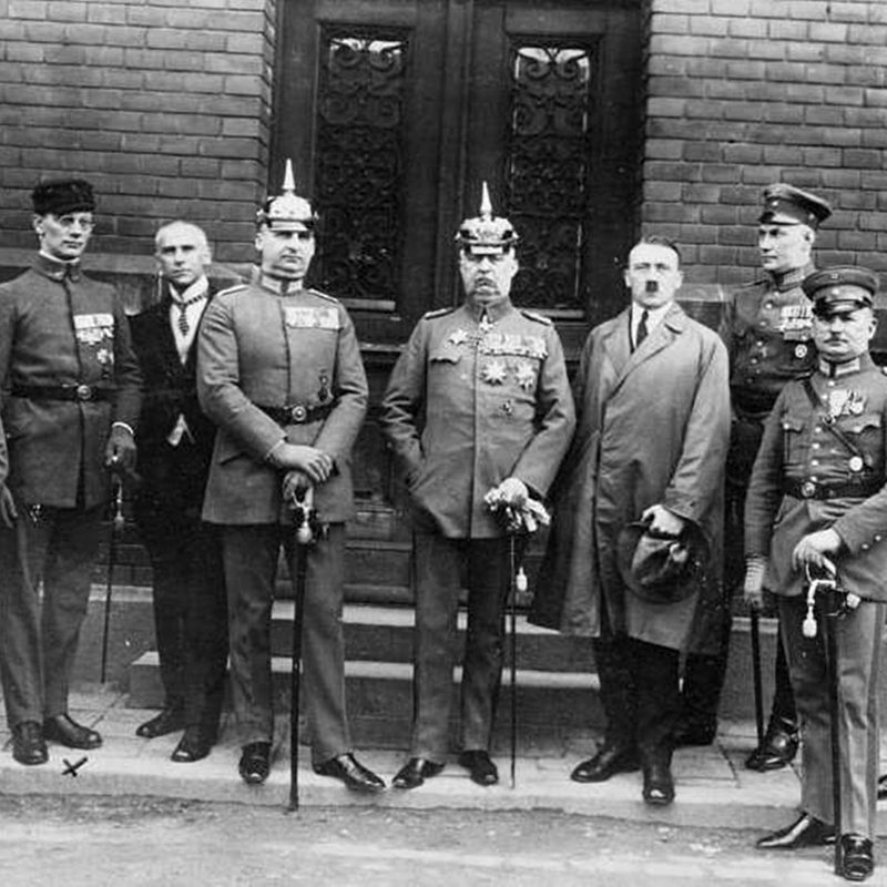 Die wegen Hochverrats Angeklagten im sog. Hitlerprozess (u.a. Adolf Hitler) stehen vor dem Volksgericht in München 1924