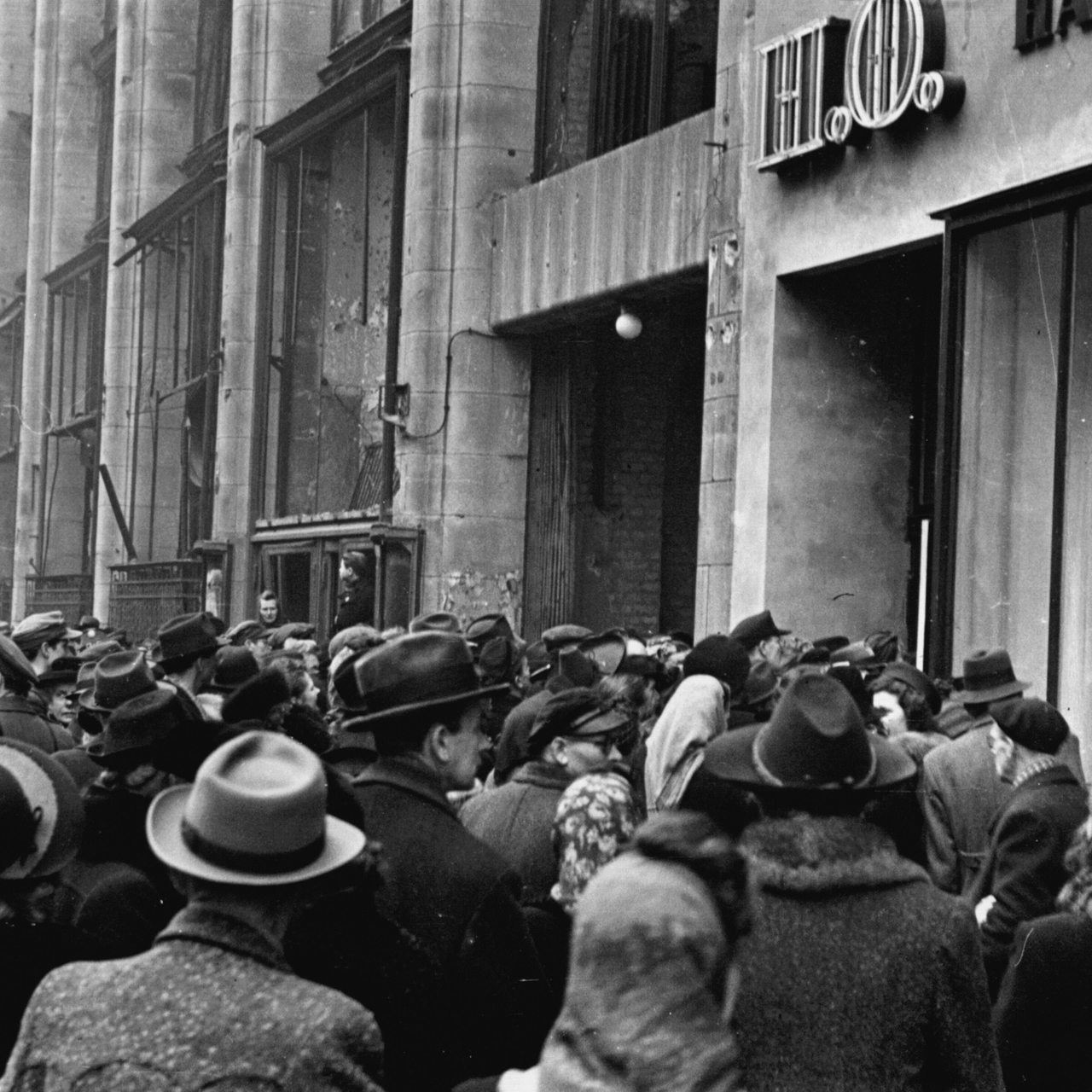 Andrang vor einem HO-Laden in Ostberlin um 1949